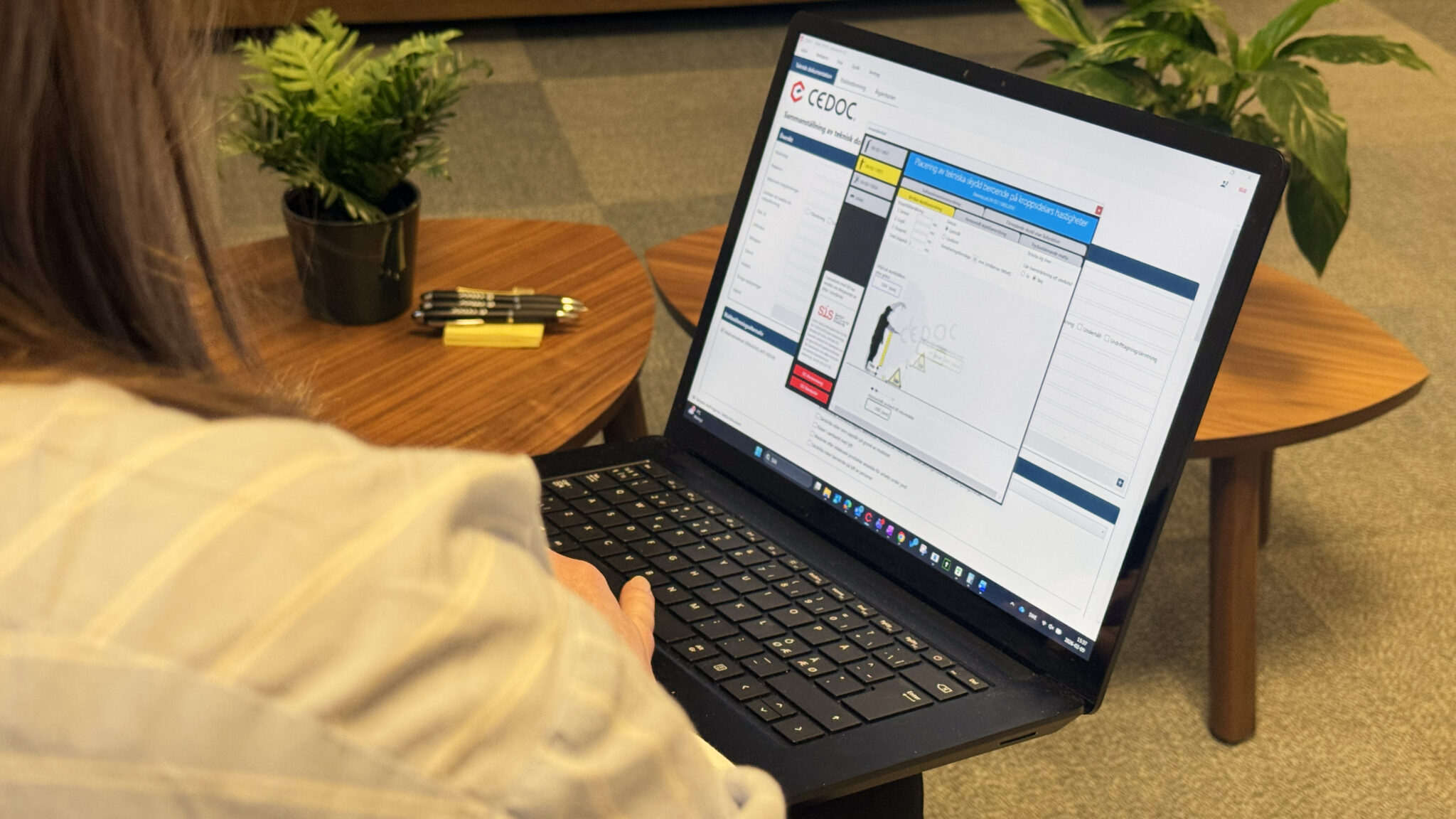 Cedoc-användare på laptop användarstöd