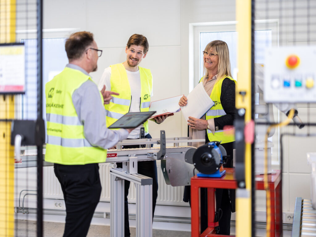 Dan Assarsson, Victor Thilander och Anna Bolander genomför en riskbedömning på en robotcell
